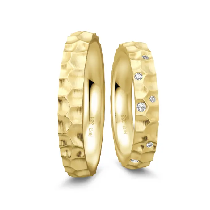 Hammerschlag Eheringe aus Gelbgold mit Diamanten in Sternenhimmel-Optik