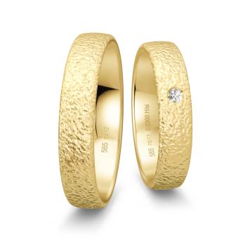 Eheringe aus Gelbgold in strukturierter Oberfläche mit Diamanten