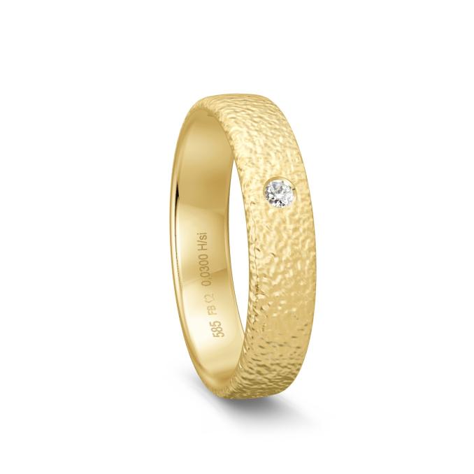 Ehering aus Gelbgold in strukturierter Oberfläche mit Diamanten