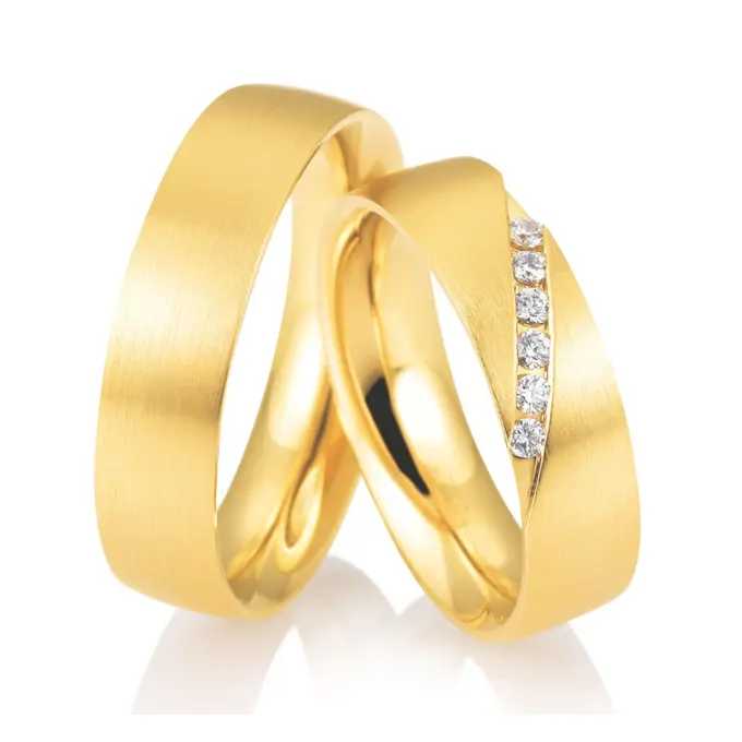 Matte gerundete Gelbgold Eheringe mit 6 großen Diamanten