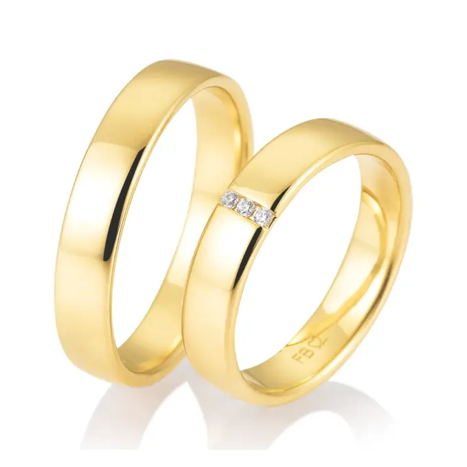 Mit Polierung gestaltete Gelbgold Eheringe mit drei Diamanten