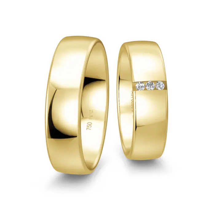 Strahlend polierte Gelbgold Eheringe mit drei Diamanten