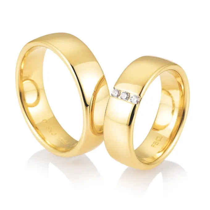 Breite 6,5 mm Gelbgold Eheringe mit Polierung und drei Diamanten