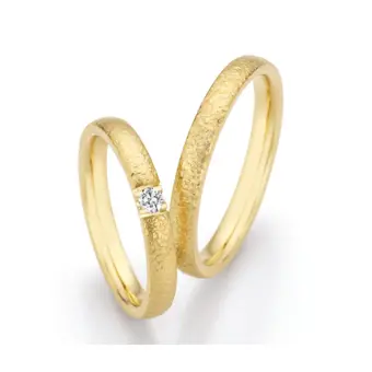 Gelbold Eheringe mit großem Diamanten und Hammerschlag