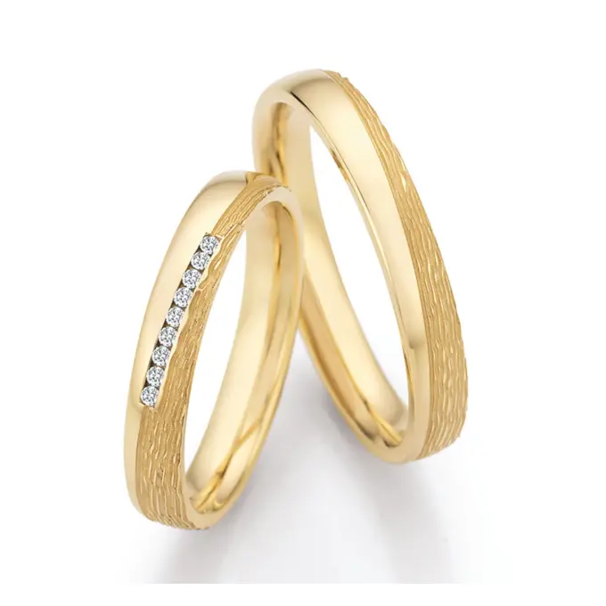 Markante Gelbold Eheringe mit 9 Diamanten im Kanal halbpoliert halbstrukturiert