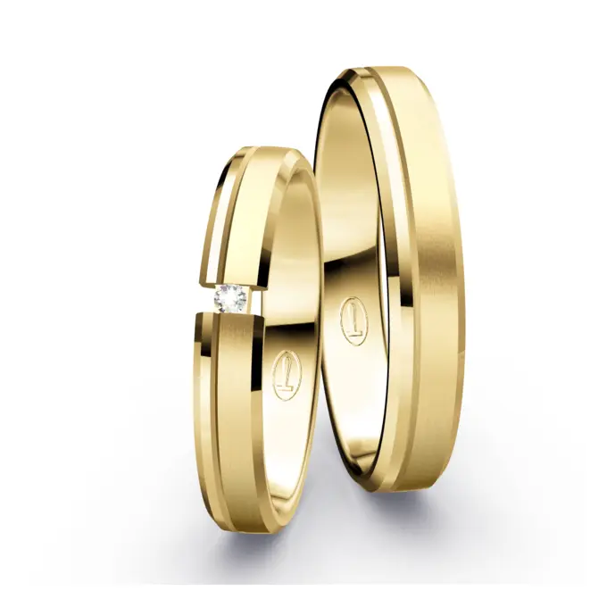 Matte Gelbold Eheringe mit poliertem Streifen und Diamanten in Spannfassung
