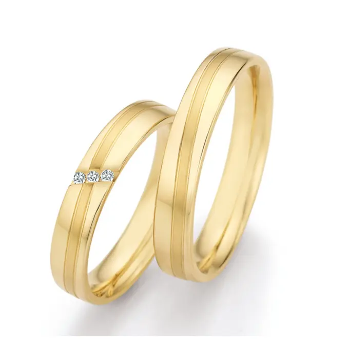 Matte und polierte Gelbold Eheringe mit Diamanten in quer verlaufender Rille