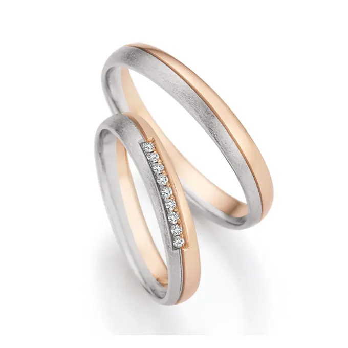 Eismatt und poliert gestaltete Palladium 500 und Champagne Gold Eheringe mit 9 Diamanten