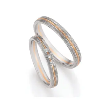 Strukturierte bicolore Palladium 500 und Champagne Gold Eheringe mit Diamanten