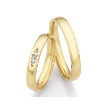 Gelbgold Eheringe mit 3 Diamanten in besonderer Fassung und Polierung