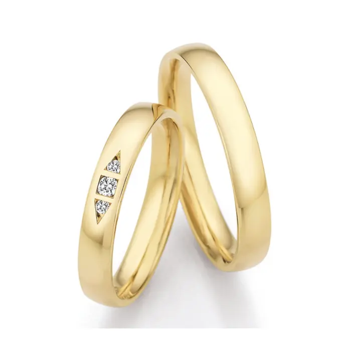 Gelbgold Eheringe mit 3 Diamanten in besonderer Fassung und Polierung