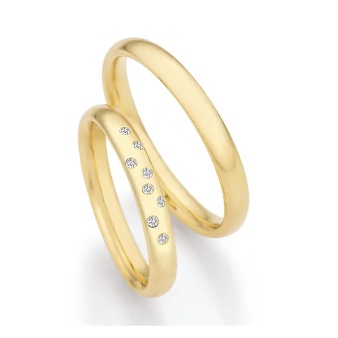 Schmale polierte Gelbold Eheringe mit Diamanten als Sternenhimmel