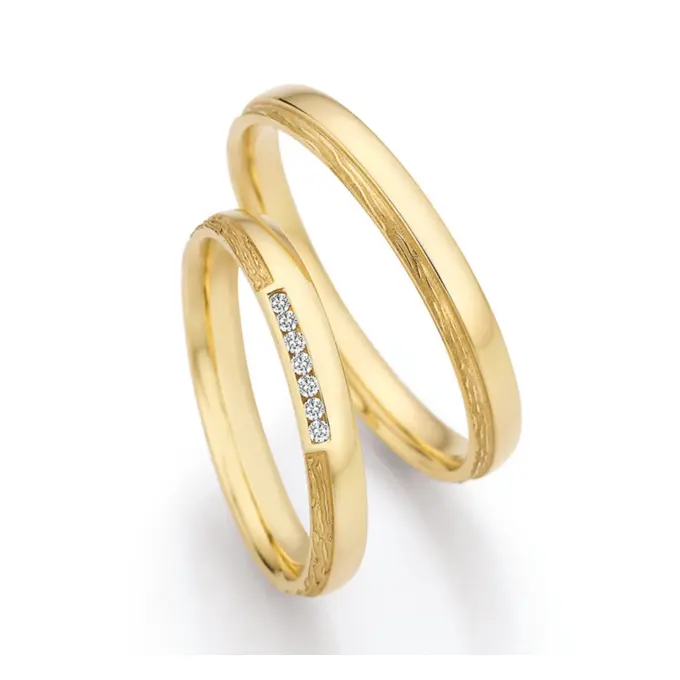 Polierte Gelbgold Eheringe mit 7 Diamanten und strukturiertem Streifen