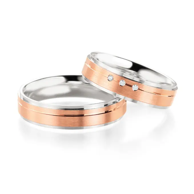 Trauringe aus poliertem Silber 925 und mattem 585er Rotgoldstreifen mit 3 Diamanten