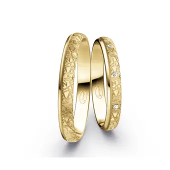 Schmale Gelbold Eheringe mit 9 Diamanten in strukturierter Oberfläche