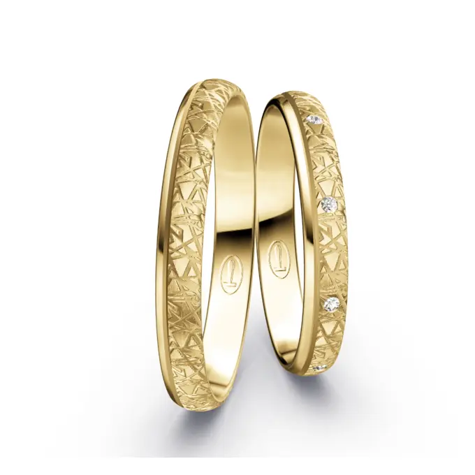 Schmale Gelbold Eheringe mit 9 Diamanten in strukturierter Oberfläche