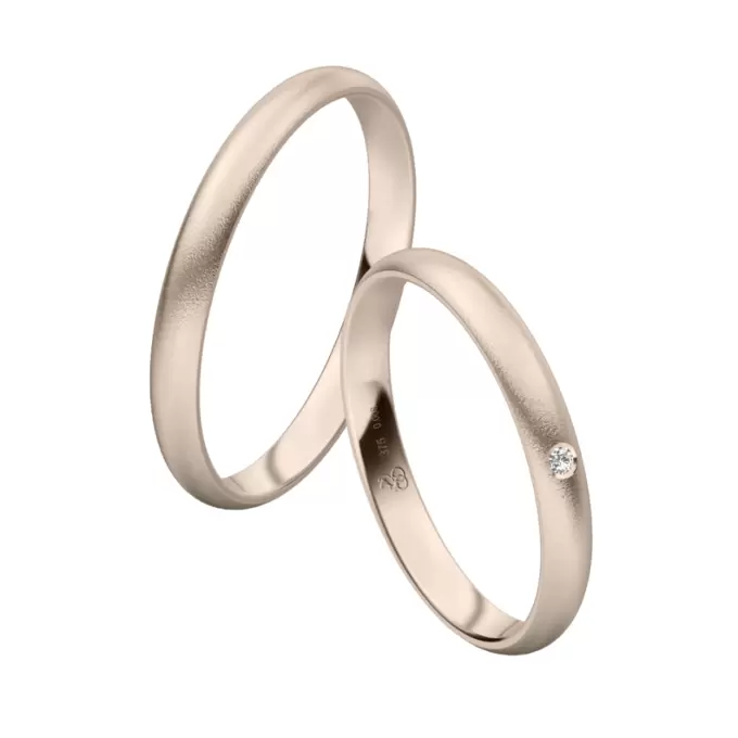 Schmale Herbstgold Eheringe mit sandmatter Oberfläche mit Diamanten