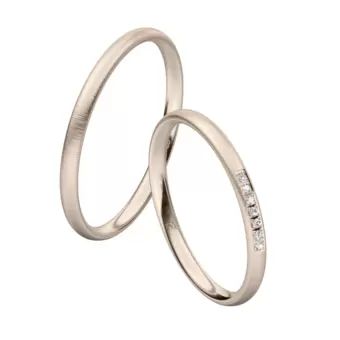 Schmale Eheringe aus Herbstgold in Quermattierung mit 7 Diamanten