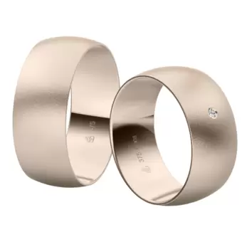 Breite Eheringe aus sandmattiertem Herbstgold mit Diamanten