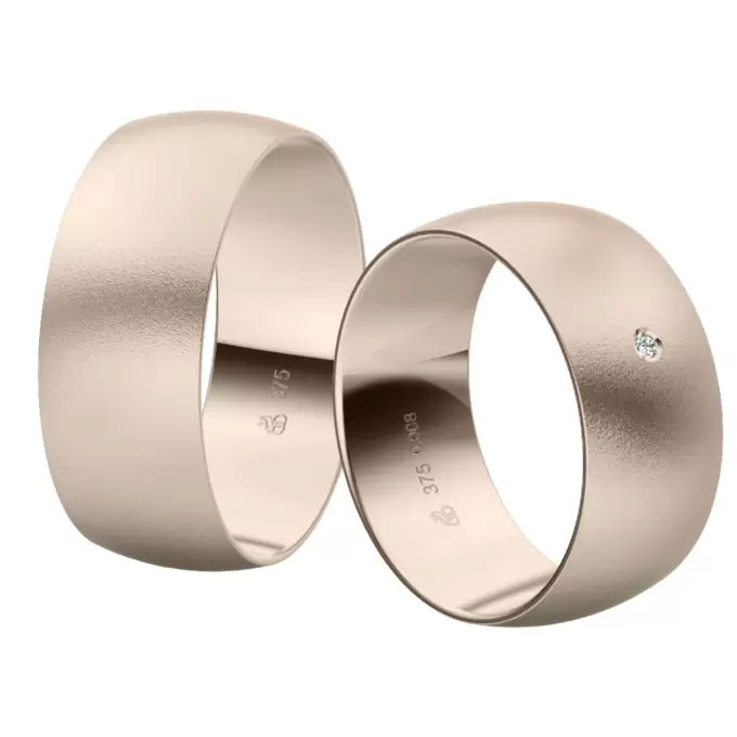 Breite Eheringe aus sandmattiertem Herbstgold mit Diamanten