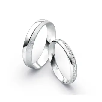 Polierte und eismatte Eheringe aus Plagentum mit einem Diamantenband im Damenring