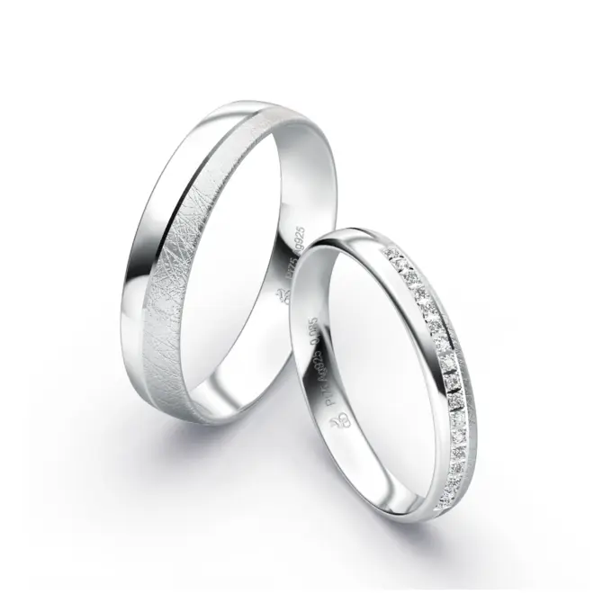 Polierte und eismatte Eheringe aus Plagentum mit einem Diamantenband im Damenring