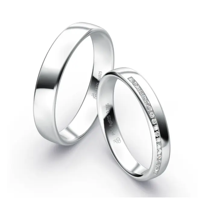 Polierte Eheringe aus Plagentum in zwei Breiten mit einem Diamantenband im Damenring