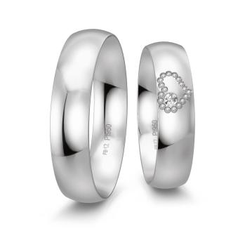 Eheringe aus poliertem Platin mit Diamanten und Herzmuster