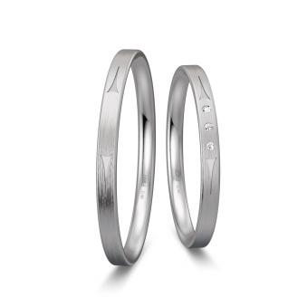 Mattierte Platin Eheringe mit drei Diamanten und Dreiecksmuster