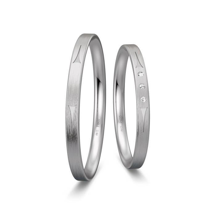 Mattierte Platin Eheringe mit drei Diamanten und Dreiecksmuster