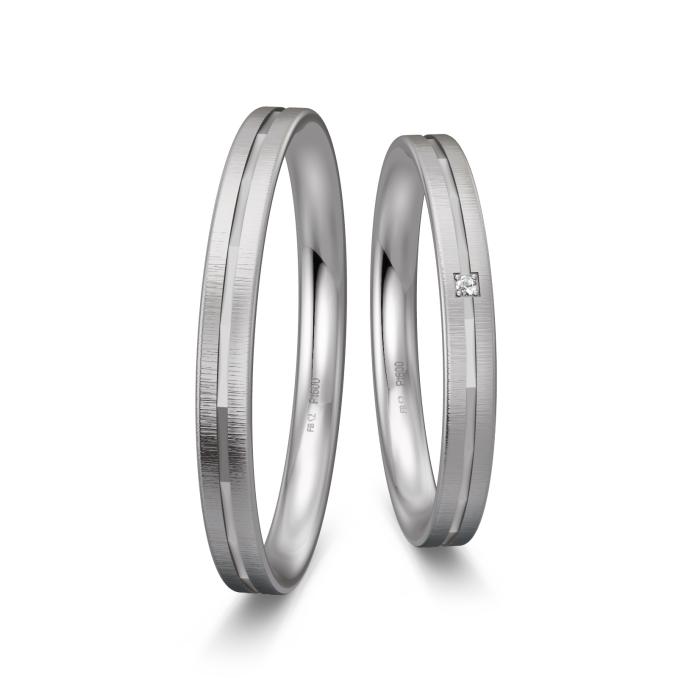 Eheringe aus Platin mit Quermattierung und Diamanten in Rille