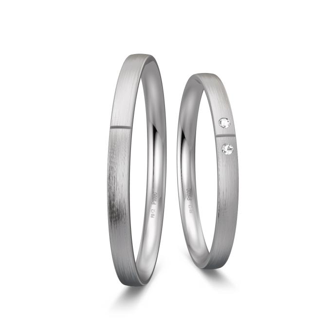 Platin Eheringe mit 2 Diamanten mit Querrille