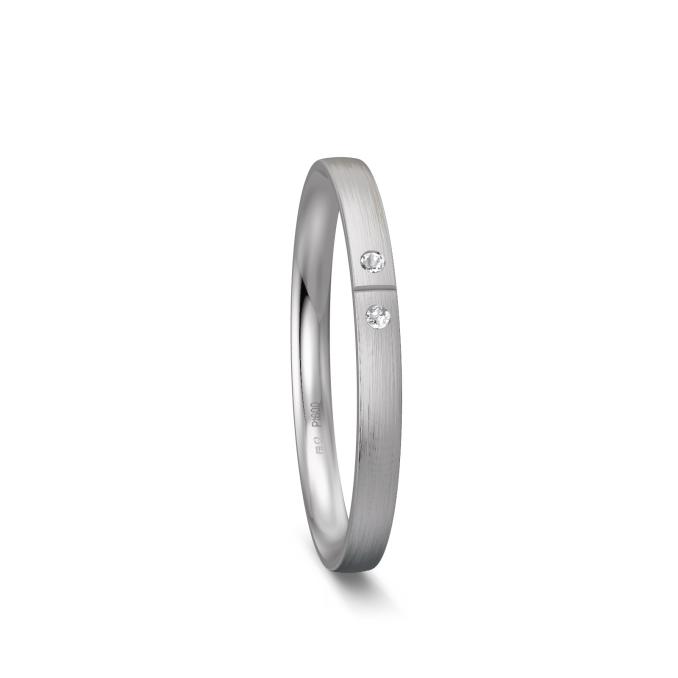 Schmale Platin Ehering mit 2 Diamanten mit Querrille