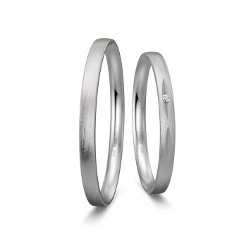 Eheringe aus Platin mit Diamanten in Vertiefung und Längsmattierung