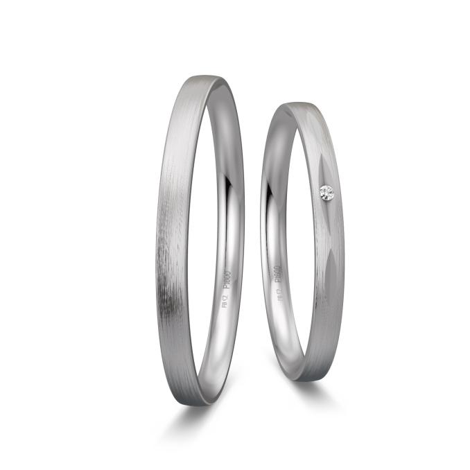 Eheringe aus Platin mit Diamanten in Vertiefung und Längsmattierung