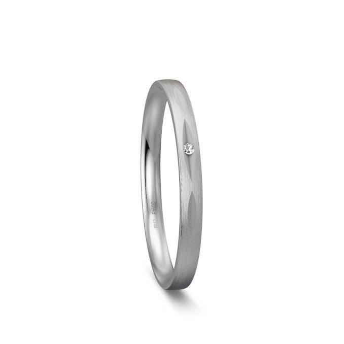 Ehering aus Platin mit Diamanten in Vertiefung und Längsmattierung