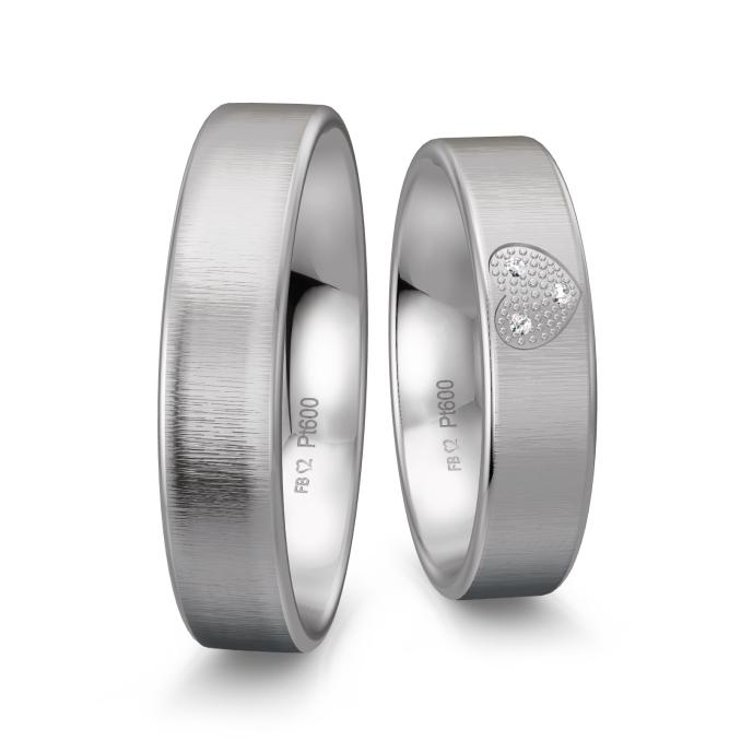 Eheringe aus quermattem Platin mit 3 Diamanten im Herzen