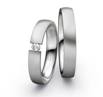 Eheringe aus edlem Platin mit einzelnem Diamanten und Längsmattierung