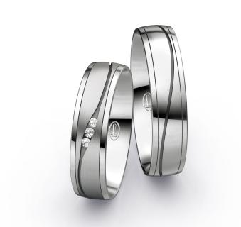 Eheringe aus Platin 600 mit Rille und drei Diamanten