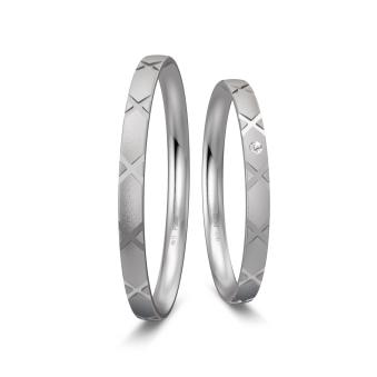 Sandmattierte Eheringe aus Platin mit Muster und Diamanten