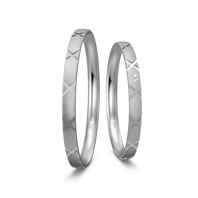 Sandmattierte Eheringe aus Platin mit Muster und Diamanten
