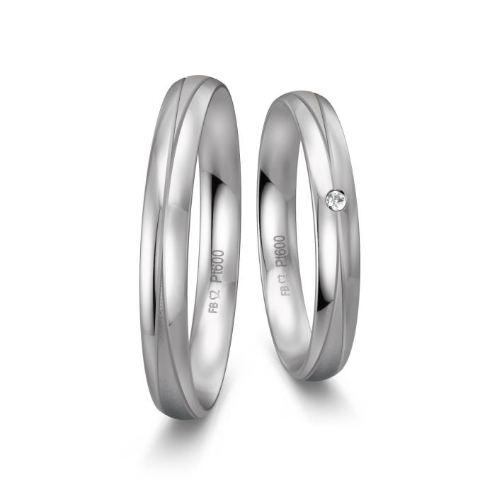 Schmale Trauringe aus Platin mit Diamant und Rillen