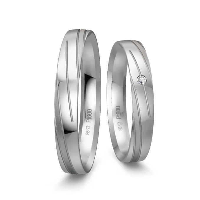 Polierte Platin Eheringe mit Diamant und spiralförmigen Rillen