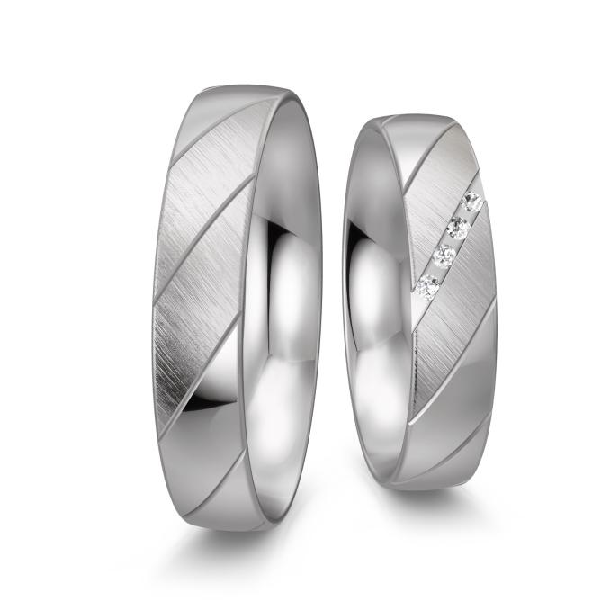 Eheringe aus Platin mit polierten und matten Streifen und Diamanten