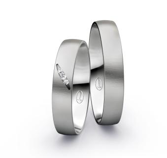 Trauringe aus Platin mit 3 Diamanten und quermattierter Oberfläche