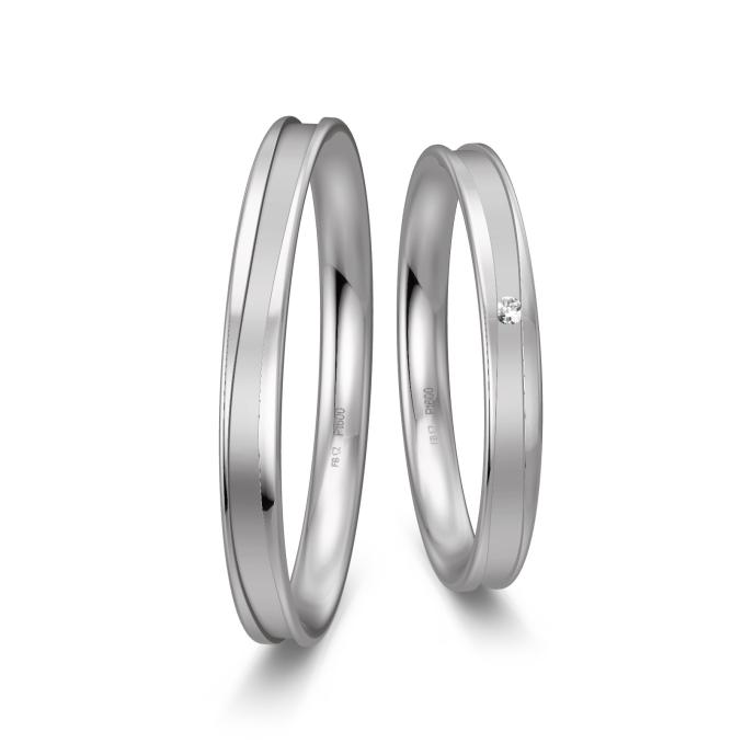 Schmale Eheringe aus Platin mit Diamanten in sandmattierter Rille