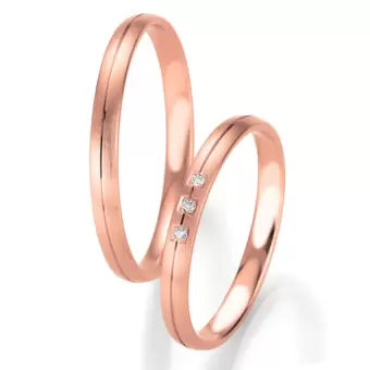 Matte Rotgold Eheringe mit drei Diamanten und prominanter Mittelrille
