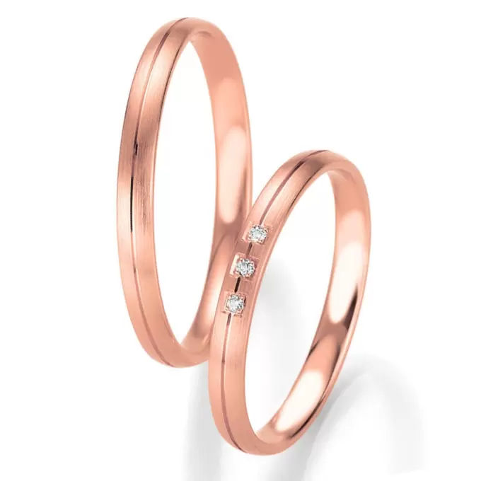 Matte Rotgold Eheringe mit drei Diamanten und prominanter Mittelrille