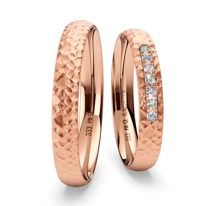 Rotgold Eheringe mit Hammerschlag und 7 Labor-Diamanten