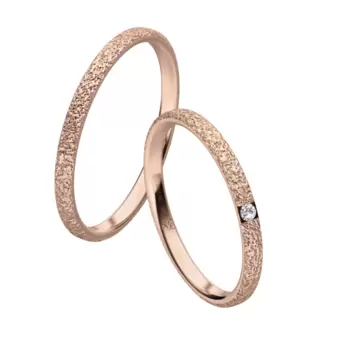 Eheringe aus Roségold mit Oberflächenstrukturierung und 0,02 Karat Diamanten